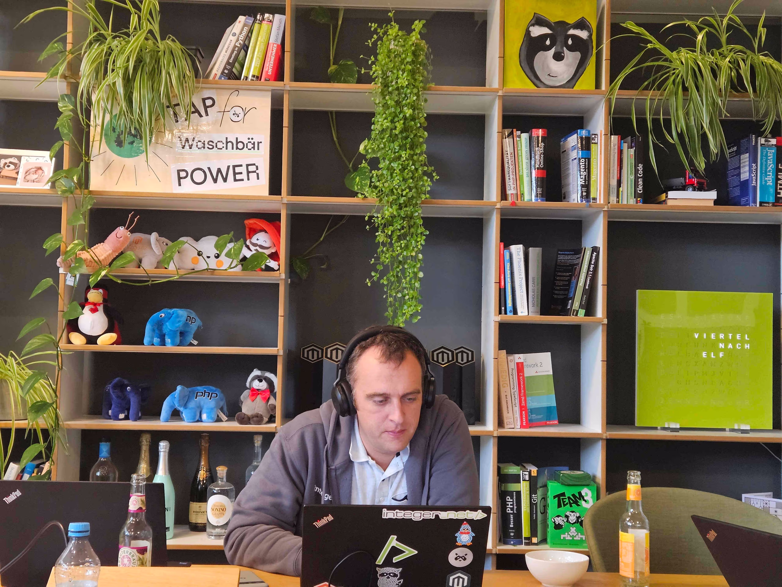 Einer unserer Mitarbeitenden, welcher sich auf seine Aufgabe konzentriert