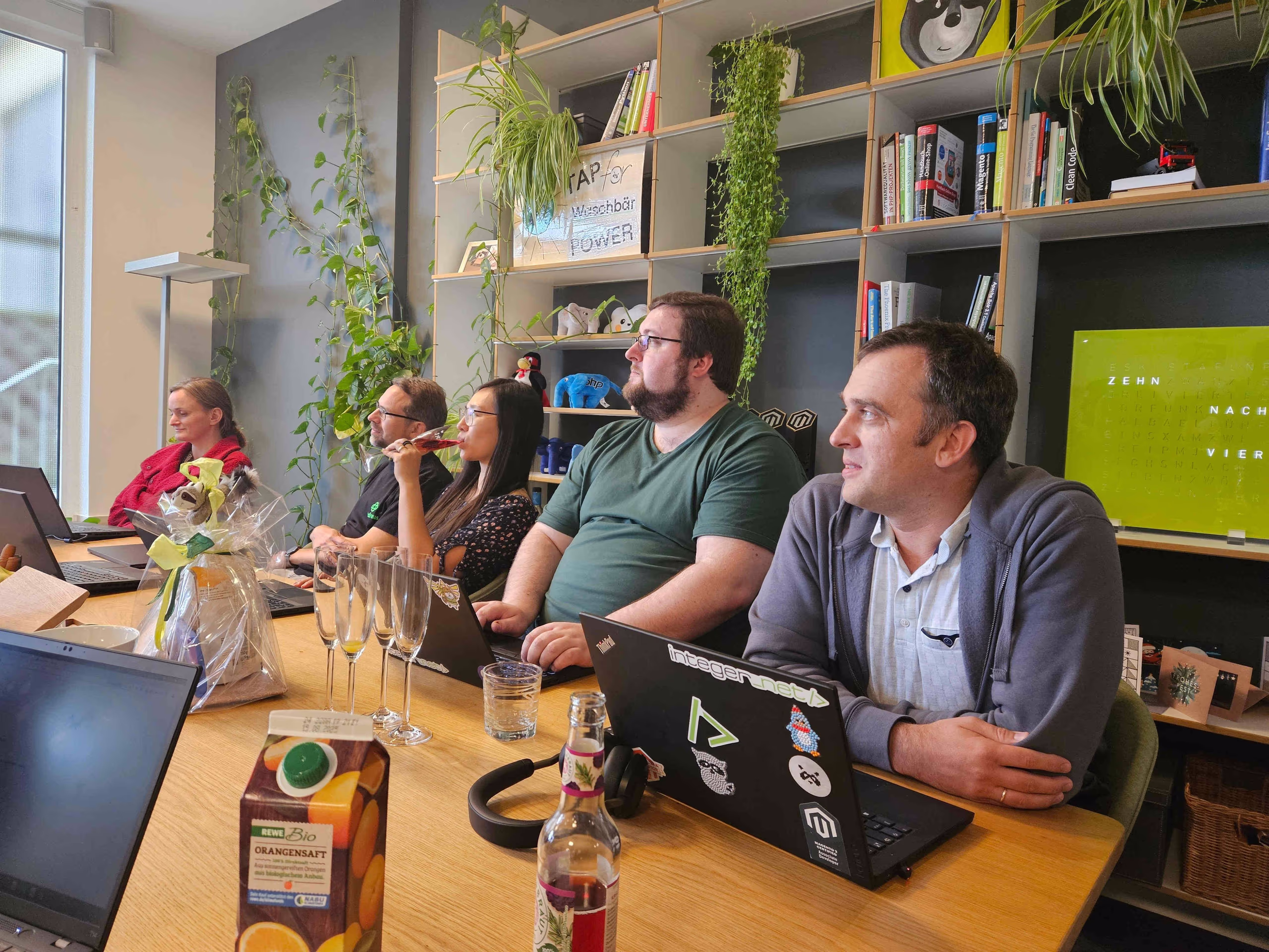 Mehrere unserer Mitarbeitenden im Austausch miteinander.