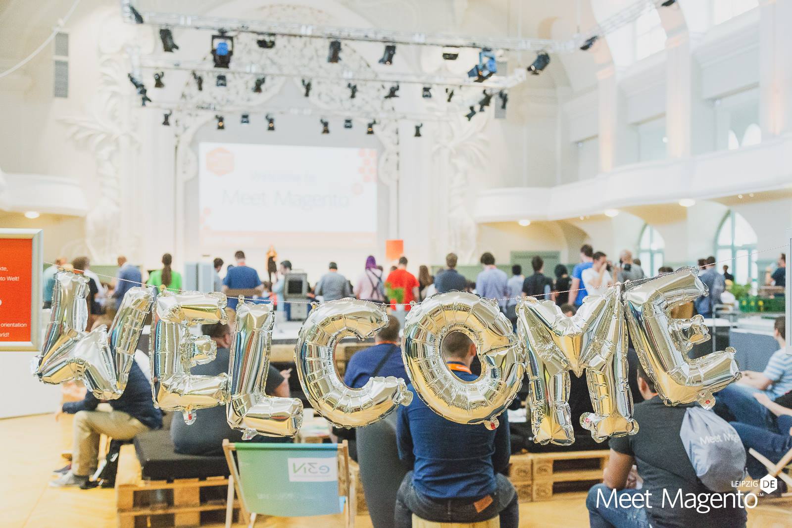 'WELCOME' geschrieben von silbernen Ballons