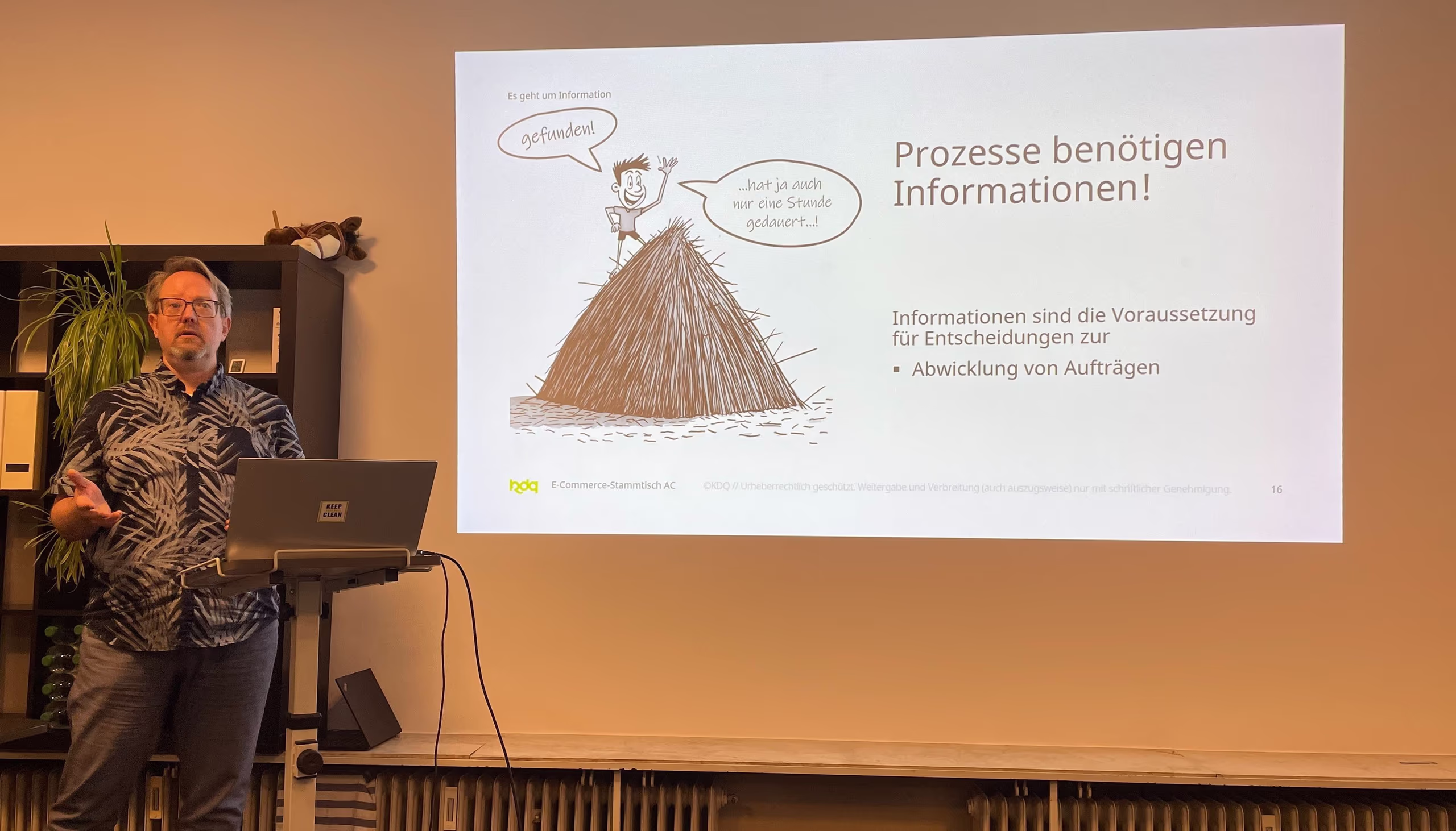 Matthias Knapp hält einen Vortrag zu Datenqualität beim E-Commerce Stammtisch Aachen.