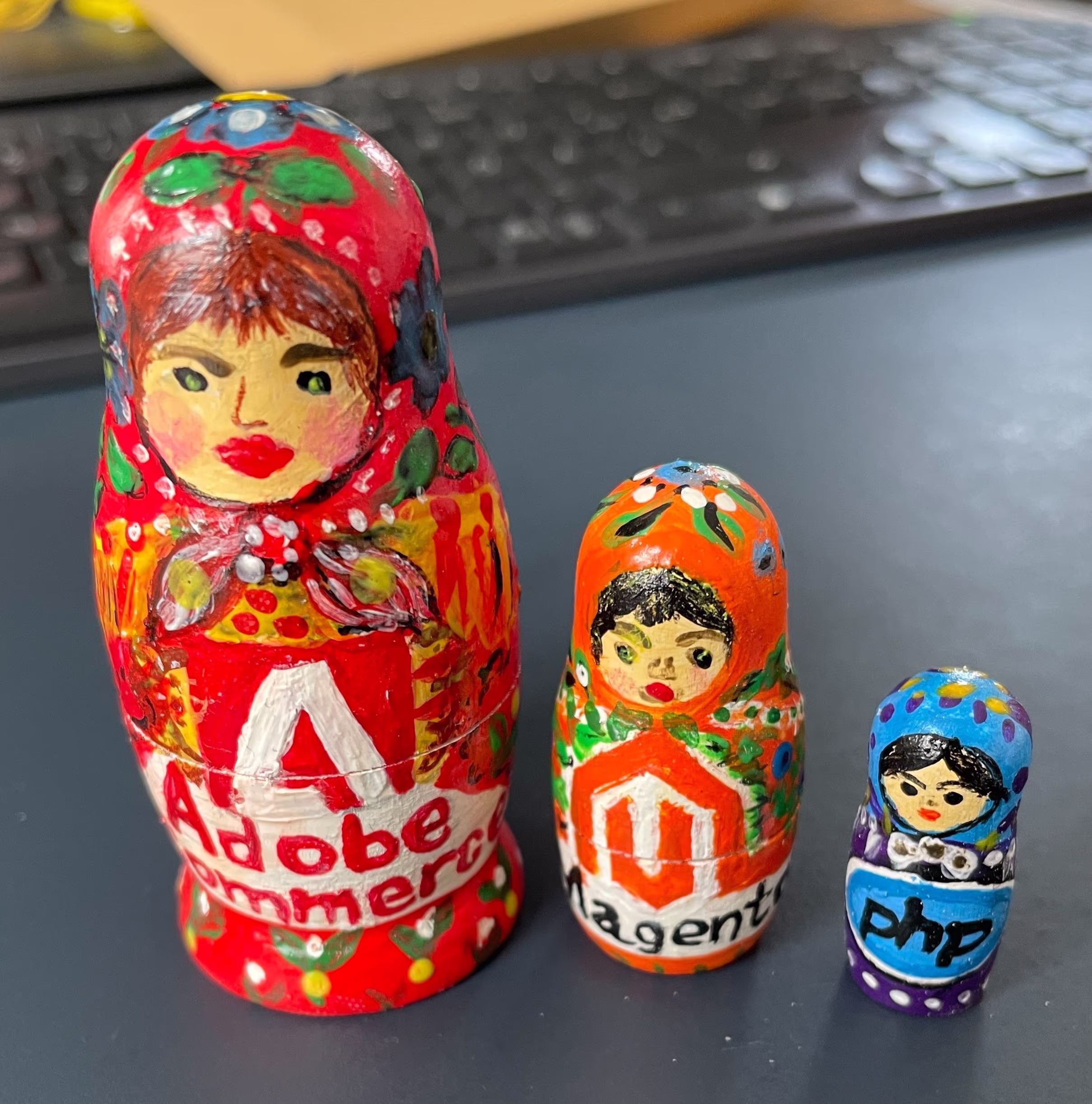 Handbemalte Matrjoschka mit Adobe Commerce, Magento und php