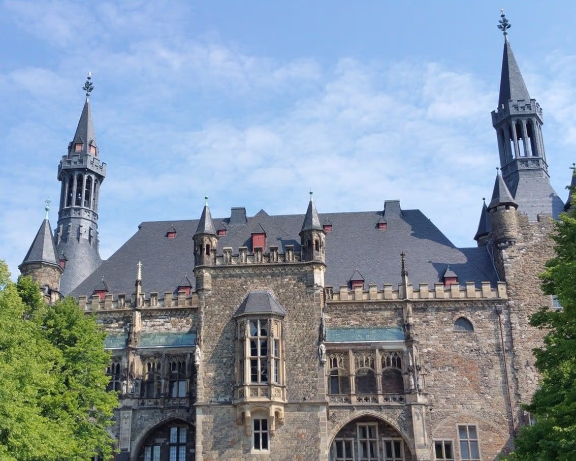 Frontalansicht des Aachener Doms bei sonnigem Wetter